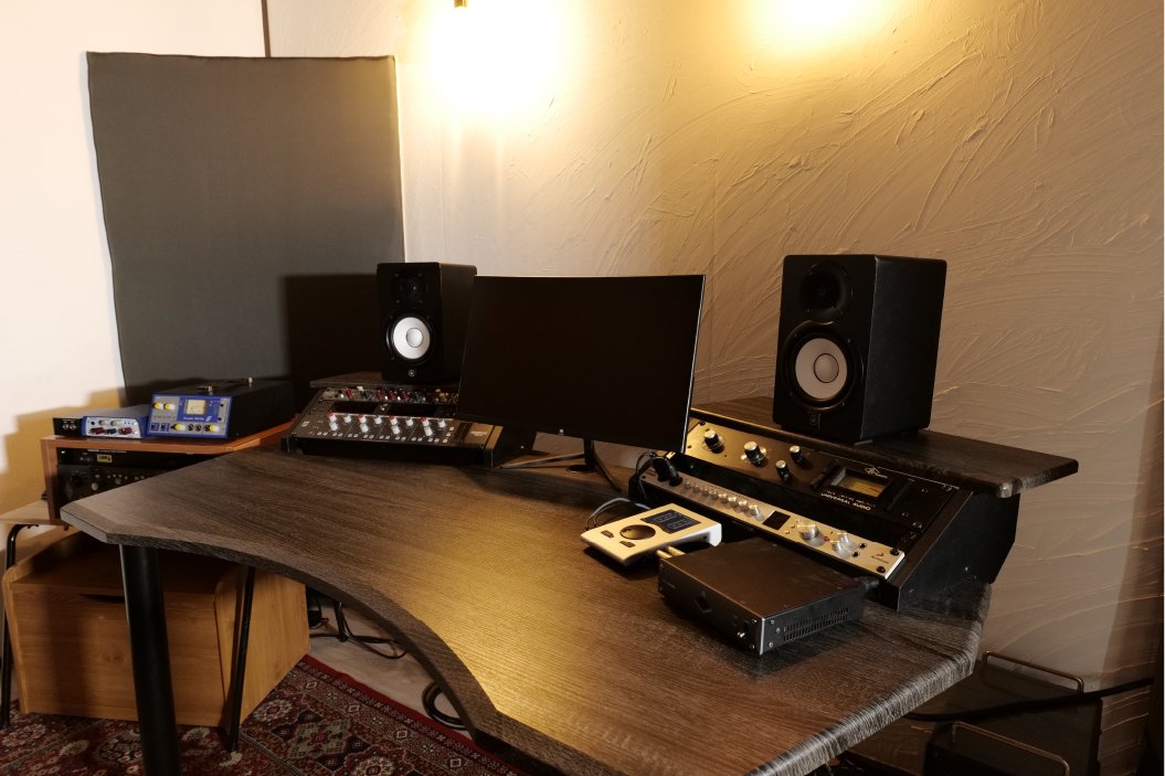 Koi Studioのミキシングルームとスタジオデスク